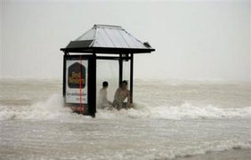 Люди ждут у моря погоды. Автобусная остановка во Флориде