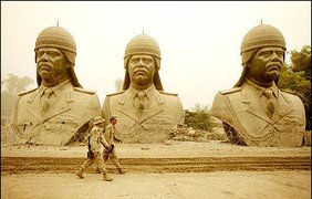 Это не три богатыря, а Саддам Хусейн - человек и памятник