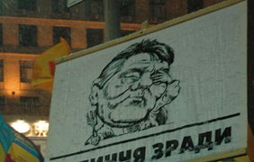 Год назад таких плакатов на Майдане не было!
