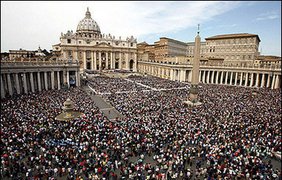 Десятки тысяч верующих на площади Святого Петра