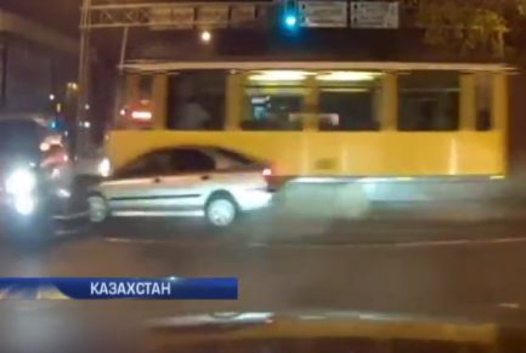 В Казахстане трамвай снес 14 автомобилей