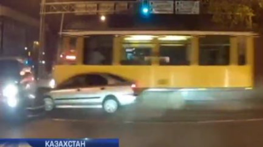 В Казахстане трамвай снес 14 автомобилей
