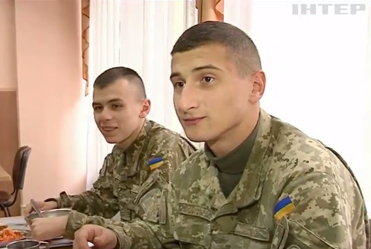 У Львові солдат годують бананами за стандартами НАТО (відео)