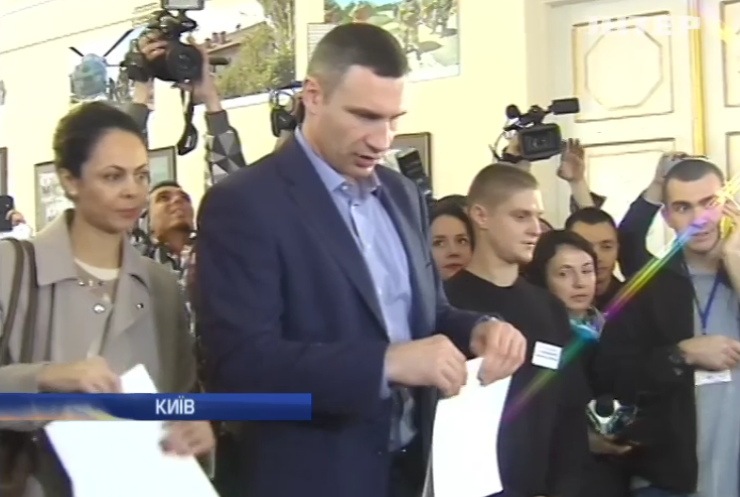 Віталій Кличко у Києві проголосував з братом та дружиною