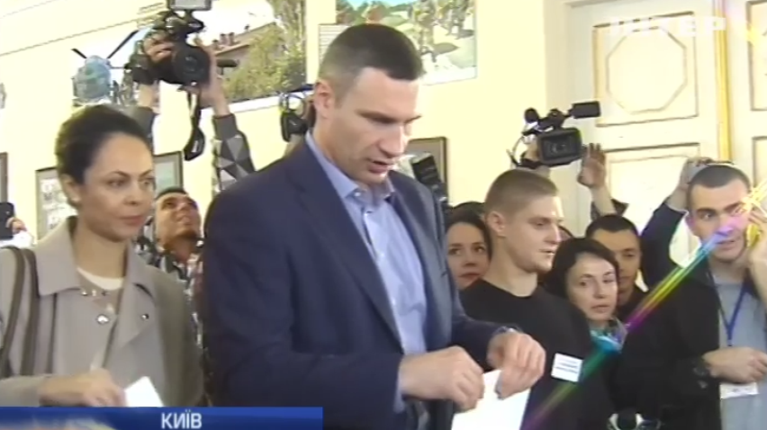 Віталій Кличко у Києві проголосував з братом та дружиною