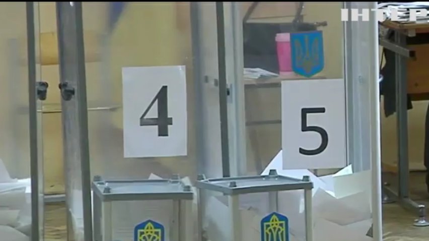 На Львівщині кандидат у мери на дільниці агітував людей