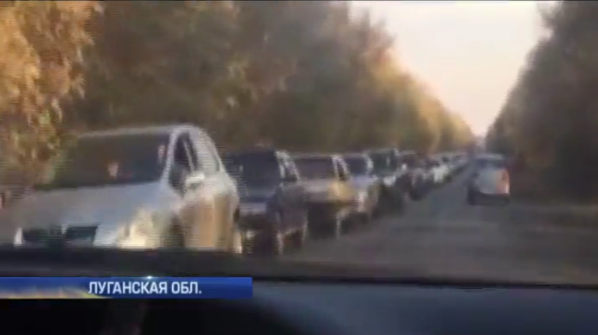Люди ночуют в машинах на блокпостах под Горловкой