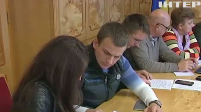 На участке в Ужгороде утопили печать в туалете