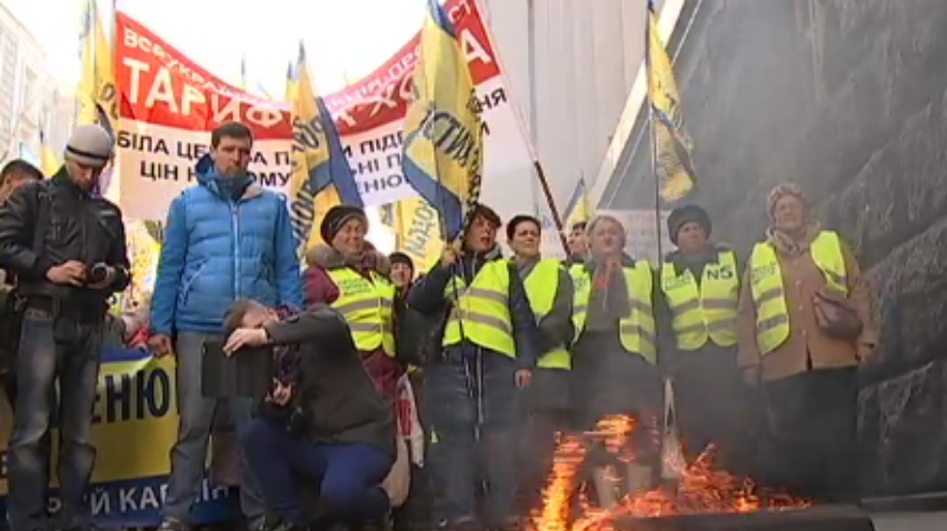 Под Кабмином жгли шины, протестуя против тарифов
