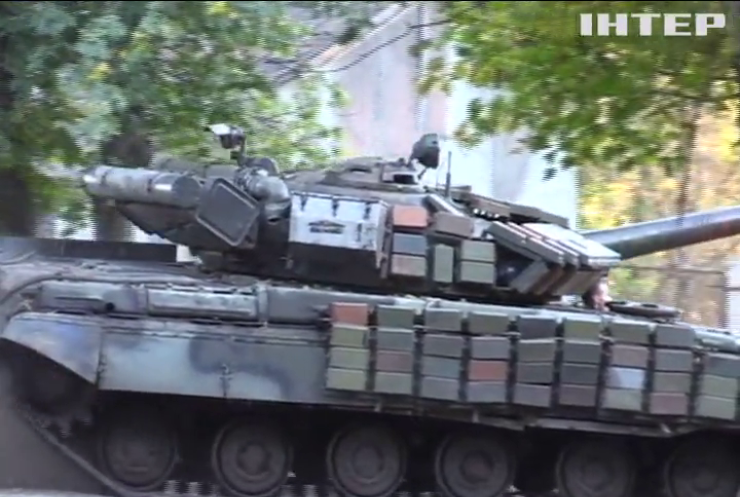 На Луганщині армія почала відводити танки (відео)