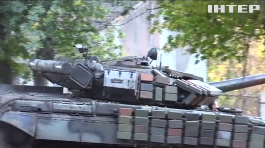 На Луганщині армія почала відводити танки (відео)