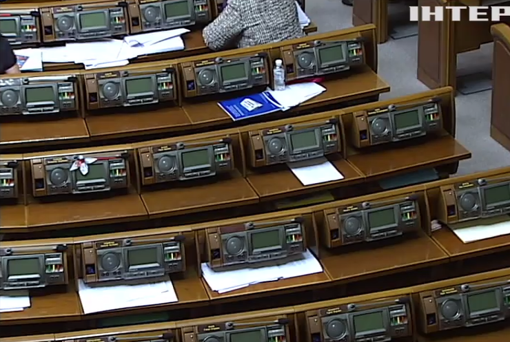 Министры отчитались в полупустом зале парламента