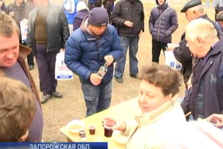 В Бердянске кандидаты спаивают избирателей водкой
