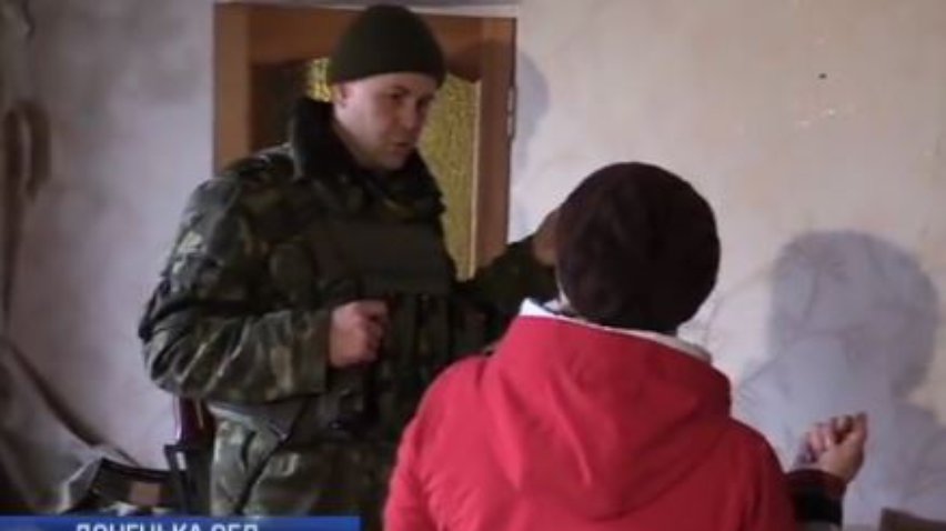 У Пісках військові під обстрілами вивозять речі людей
