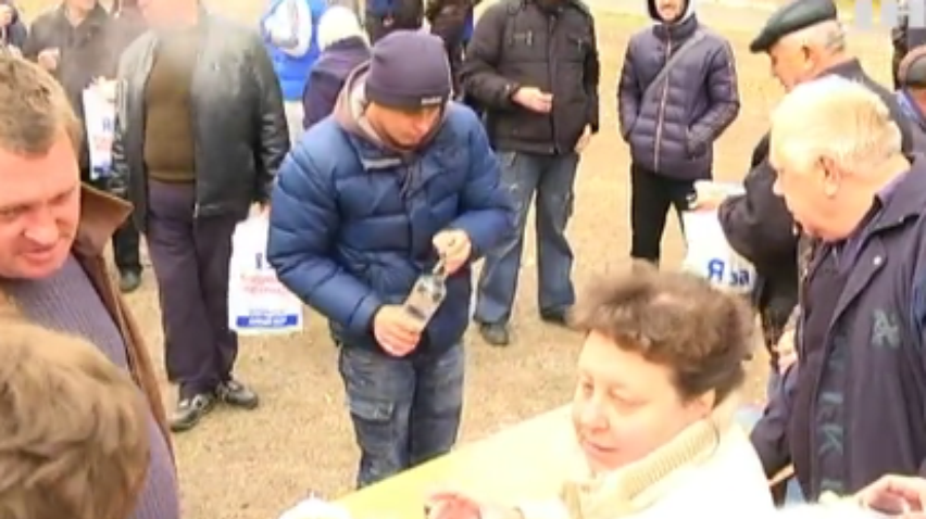 В Бердянске кандидаты спаивают избирателей водкой