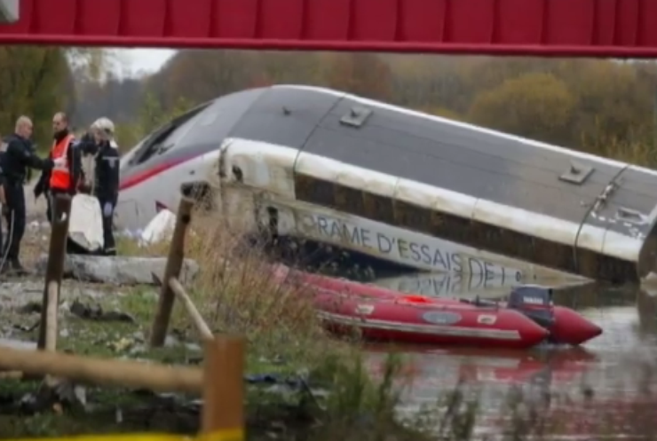 В аварии поезда во Франции погибли 10 человек (видео)