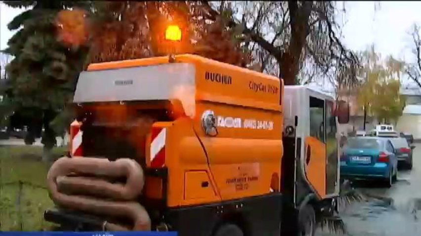 Комунальники пилососитимуть листя в Києві 