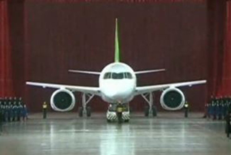 Китай представив свій перший пасажирський літак