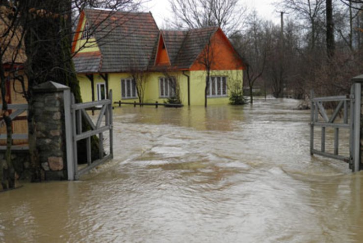 На Закарпатье эвакуируют села из-за угрозы наводнения (видео)