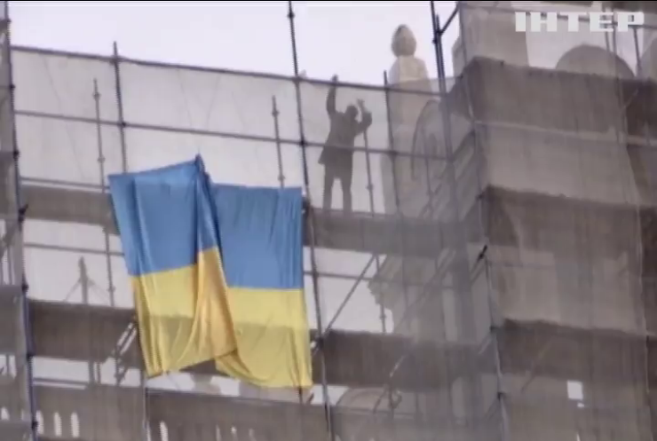 Высотку в Москве украсили флагом Украины
