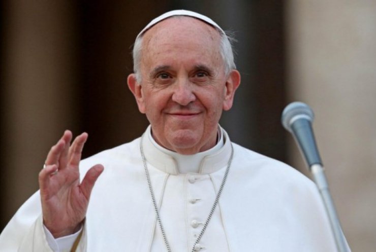 Візит Папи Римського у Африку викликав папаманію (відео)