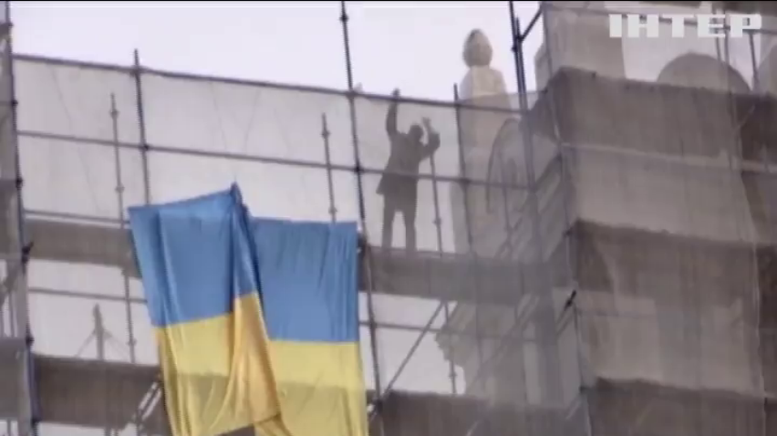 Высотку в Москве украсили флагом Украины
