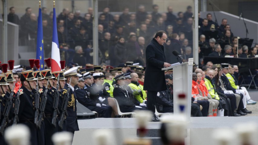 Франция поименно почтила жертв теракта в Париже