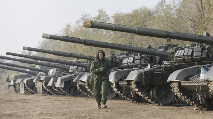Мариуполь защищают от танков противника с гранатами в руках (видео)