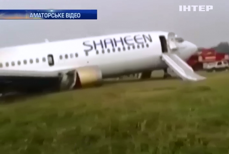 У Пакистані пілот посадив літак з пошкодженими шинами