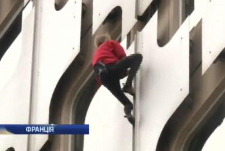 Спайдермен підкорив хмарочос у Парижі
