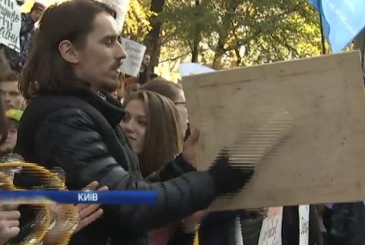 Під Кабміном студенти-дизайнери протестують проти об'єднання вишів