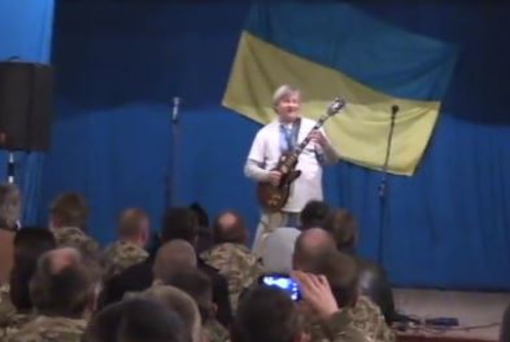 Рок-музиканти зіграли артилеристам на фронті гімн України