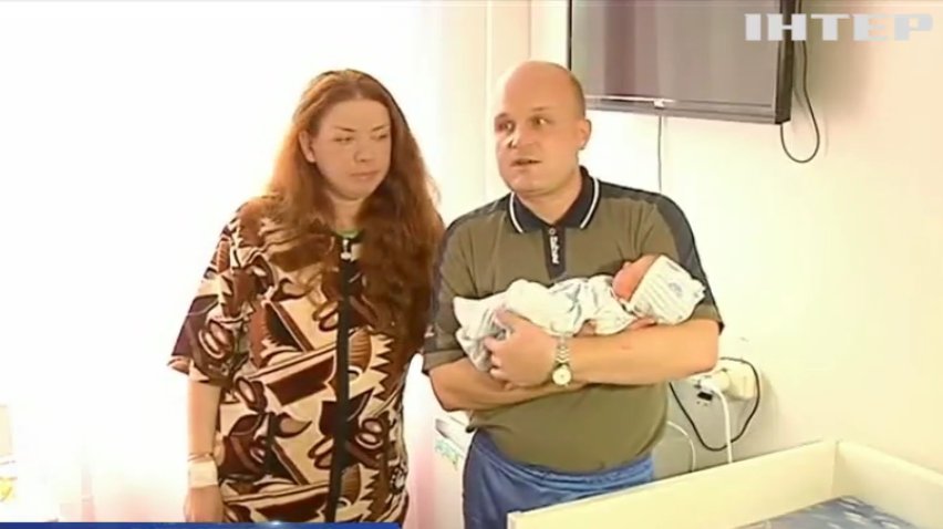 У Дніпропетровську дитина народилась завдяки нирці батька (відео)