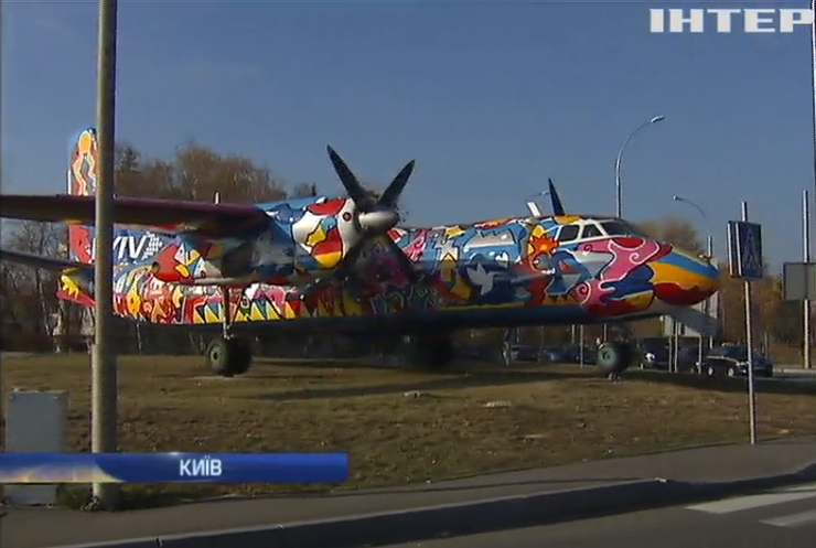 Художник розмалював літак АН-24 в аеропорту "Київ"
