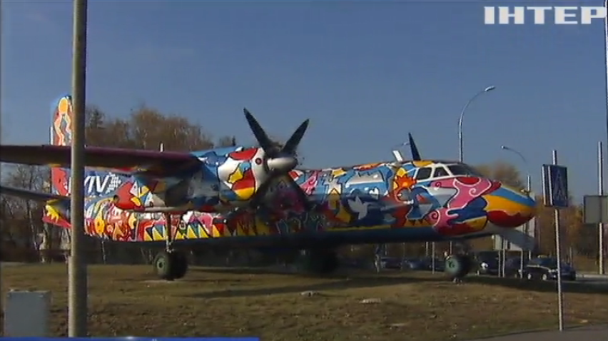 Художник розмалював літак АН-24 в аеропорту "Київ"