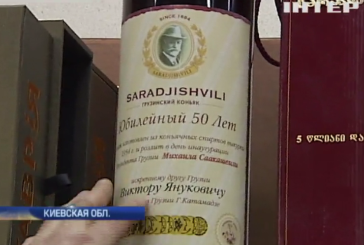 В резиденции Януковича нашли подаренный Саакашвили коньяк