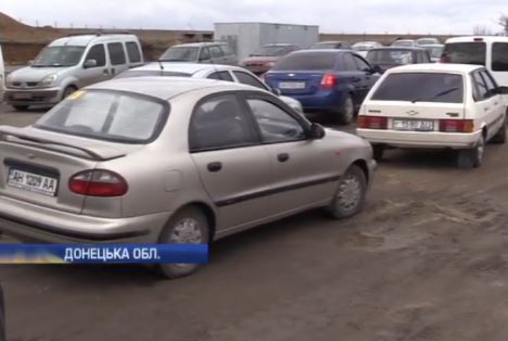 На Донбасі автівки добами чекають пропуску на блокпостах