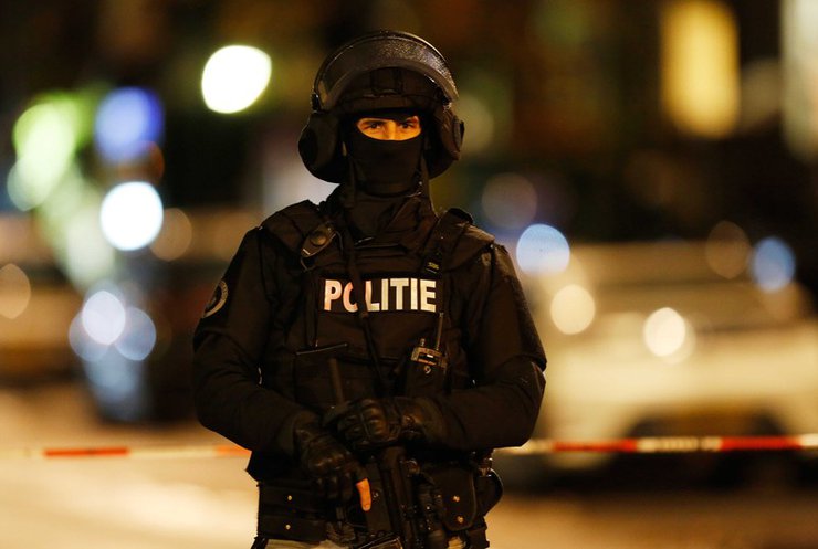 В Голландии на антимигрантском митинге полиция применила оружие