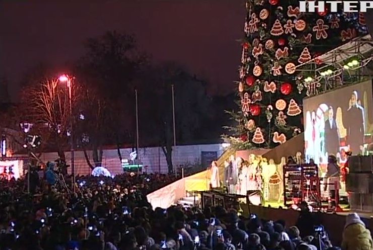 В Киеве зажгли новогоднюю елку