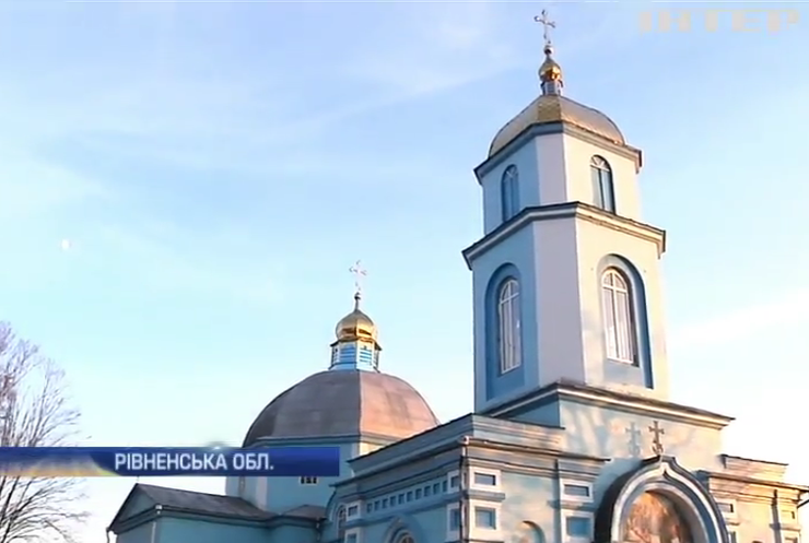 Віряни забарикадувалися у церкві на Рівненщині