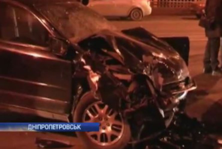 У Дніпропетровську автівка впала у Дніпро