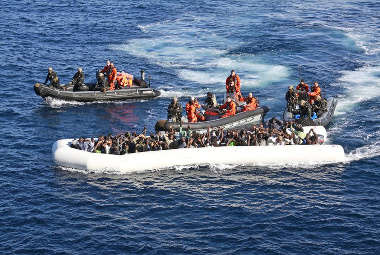 В Турции беженцев отправляют в Евросоюз на дырявых лодках (видео)