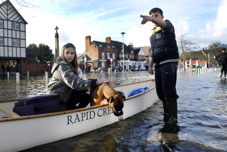 Наводнение в Англии: людей вытаскивают из затопленных автомобилей