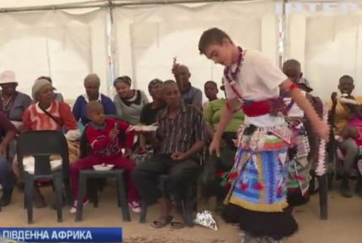 В Африці білий хлопець став шаманом у зулусів (відео)