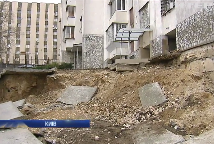 Аварійний будинок у Києві відремонтують до Нового року 