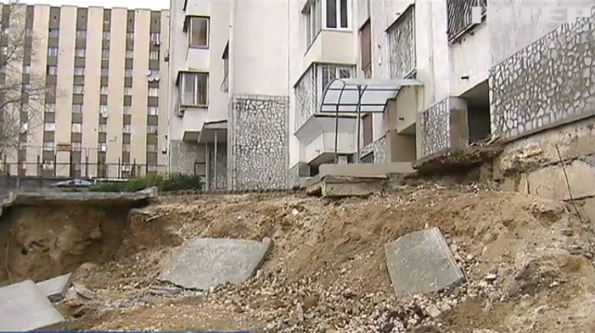 Аварійний будинок у Києві відремонтують до Нового року 