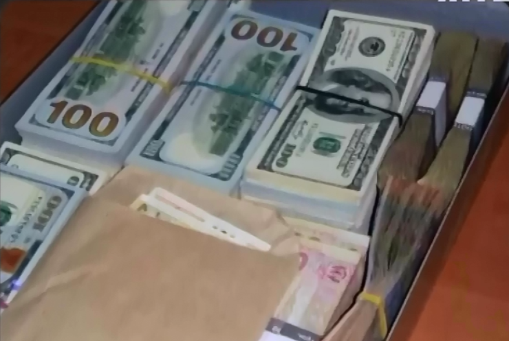 У директора оборонного заводу знайшли стоси валюти у банку