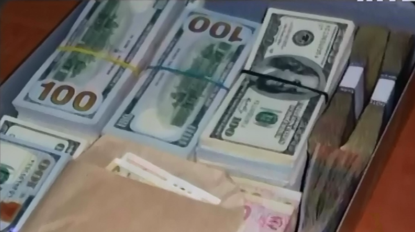 У директора оборонного заводу знайшли стоси валюти у банку