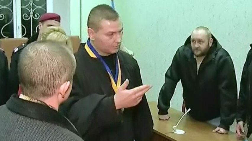 В Кировгораде "Правый сектор" угрожал суду гранатой