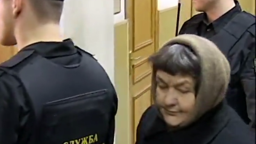 Матір Надії Савченко вийшла з залу суду у сльозах